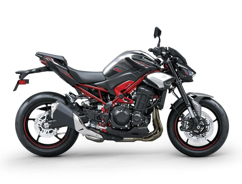 Kawasaki Z900 Metallic Carbon Gray / Metallic Phantom Silver / Candy Persimmon Red